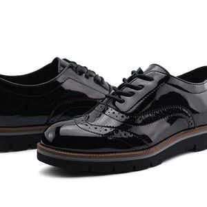 Clarks Women Lace Up Oxford Shoes Wingtip Brogue Walking Shoes, wore twice, us7